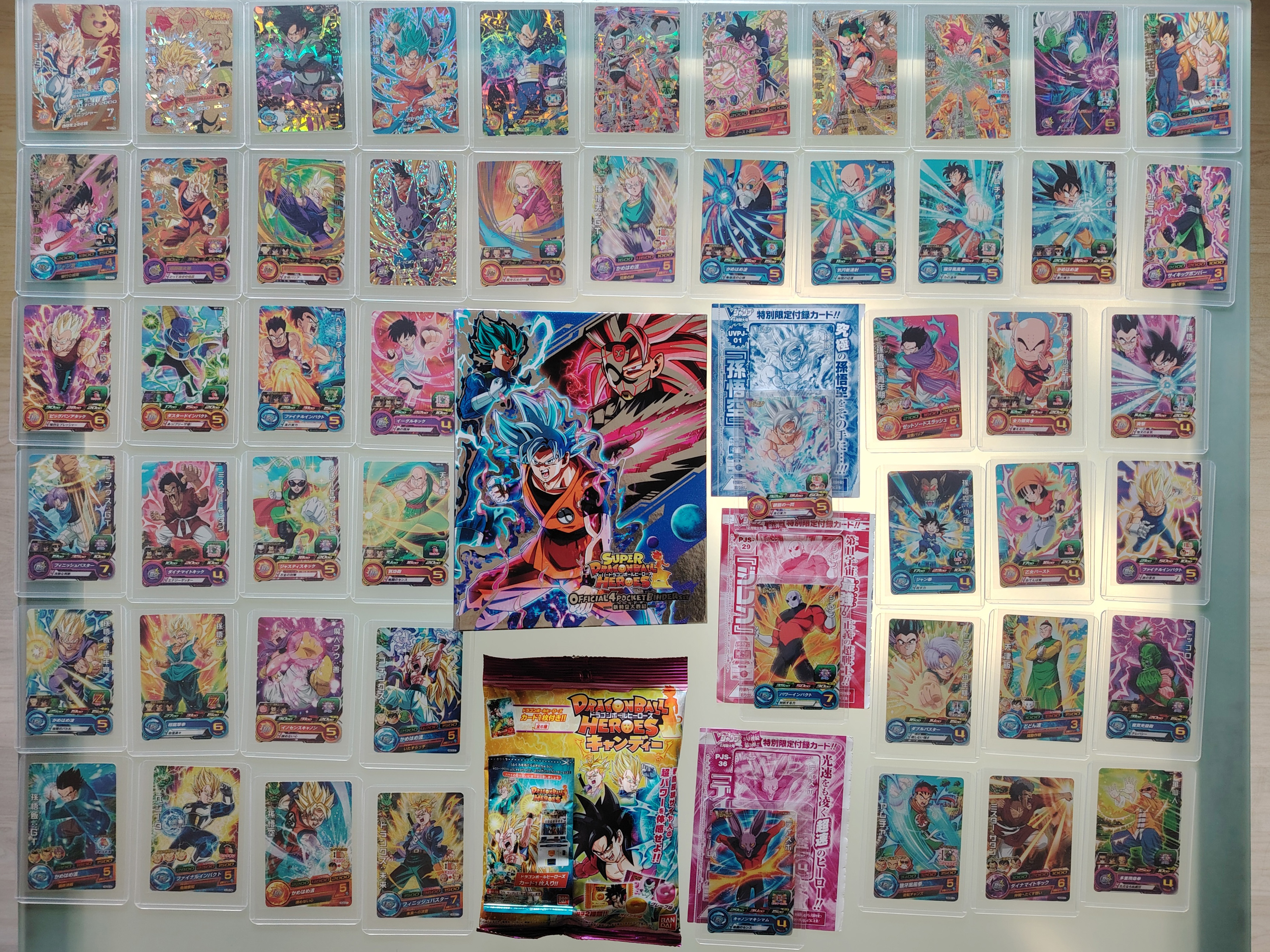 Set of 53 Dragon Ball Heroes cards + 1 mini binder + 1 candy bag + 3 V Jump cards