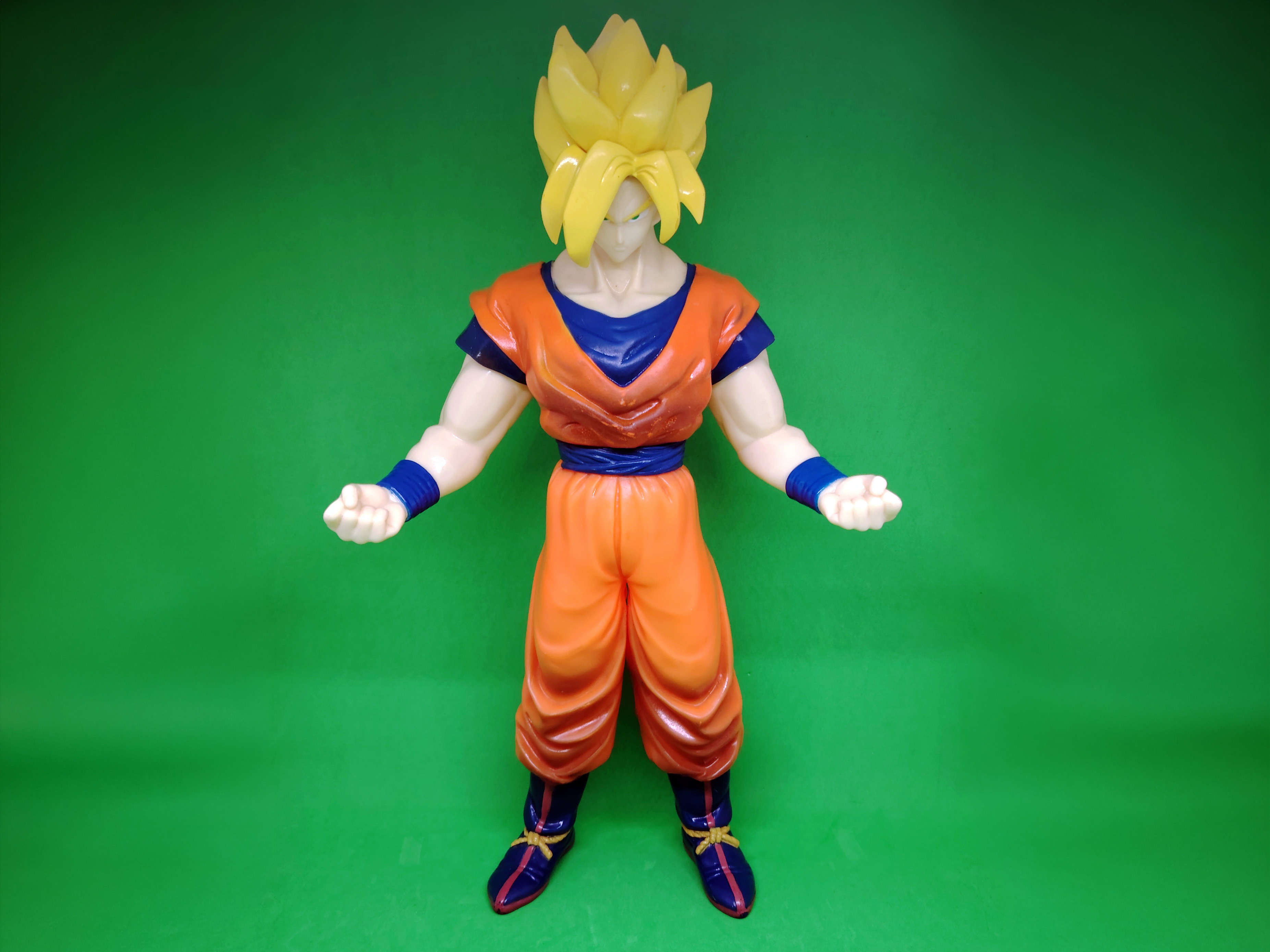 AB Toys Dragon Ball Z Super Guerriers N°1 Goku Super Saiyan 40 cms figures (1996)